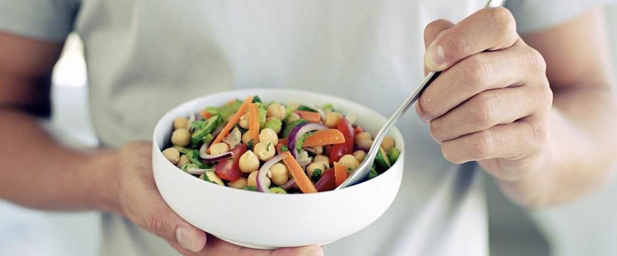 Чоловік вживає продукти, корисні для потенції