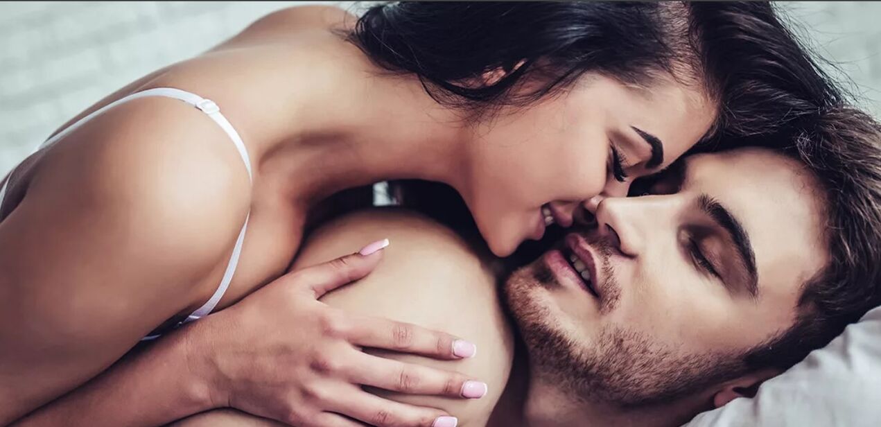 Дівчина стимулює точку G свого чоловіка